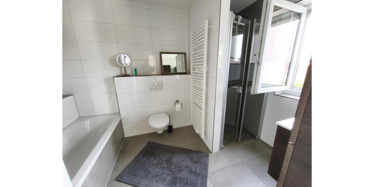 Bad mit Badewanne, Dusche und Waschmaschineanschluss Bild 1