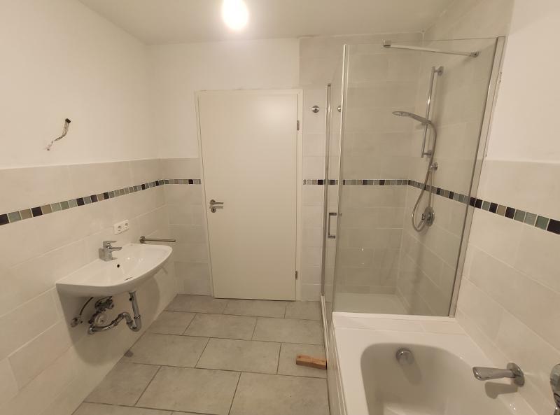 Bad mit Badewanne, Dusche und Waschmaschinenanschluss Bild 4