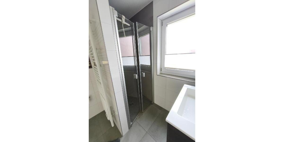 Bad mit Badewanne, Dusche und Waschmaschineanschluss Bild 3