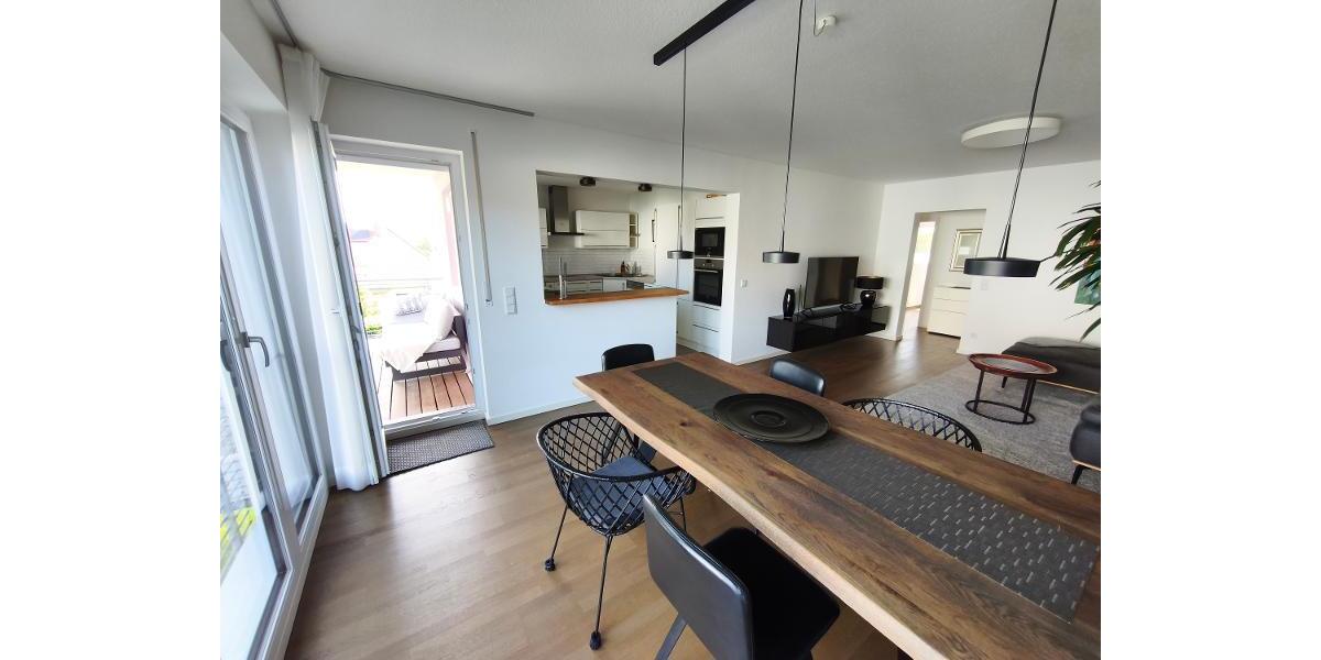 Wohnen / Essen mit Zugang zur offenen Küche und dem Balkon Bild 3