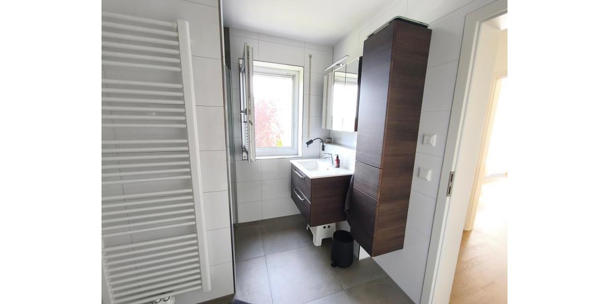 Bad mit Badewanne, Dusche und Waschmaschineanschluss Bild 2
