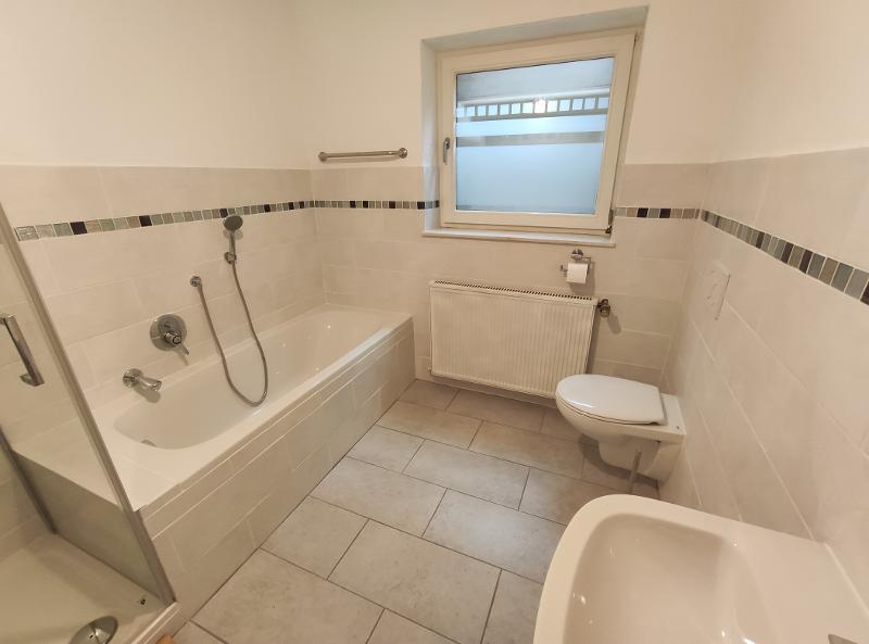 Bad mit Badewanne, Dusche und Waschmaschinenanschluss Bild 1