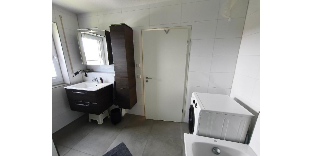 Bad mit Badewanne, Dusche und Waschmaschineanschluss Bild 6