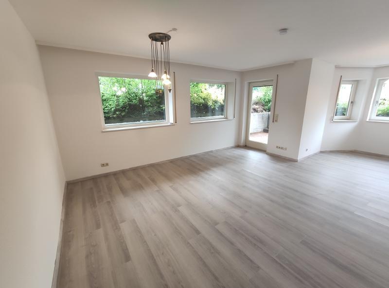 Wohnzimmer mit Zugang zur Terrasse Bild 2