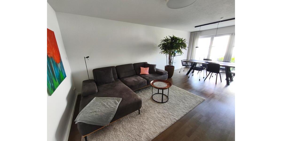 Wohnen / Essen mit Zugang zur offenen Küche und dem Balkon Bild 2