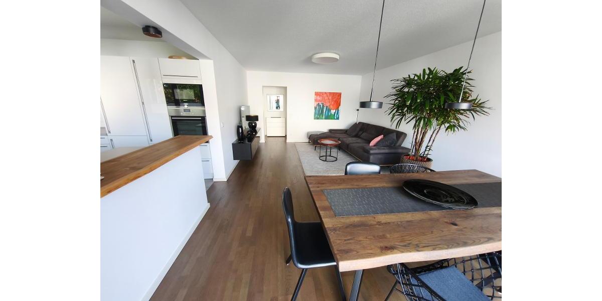 Wohnen / Essen mit Zugang zur offenen Küche und dem Balkon Bild 4