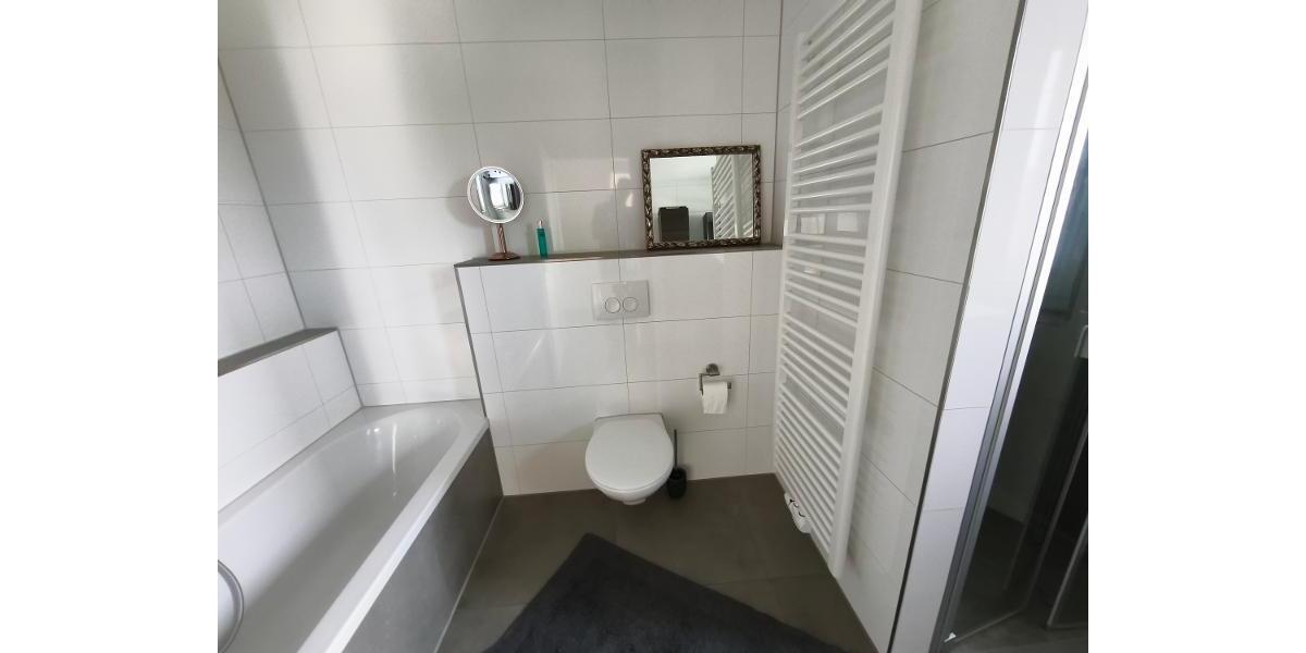 Bad mit Badewanne, Dusche und Waschmaschineanschluss Bild 4