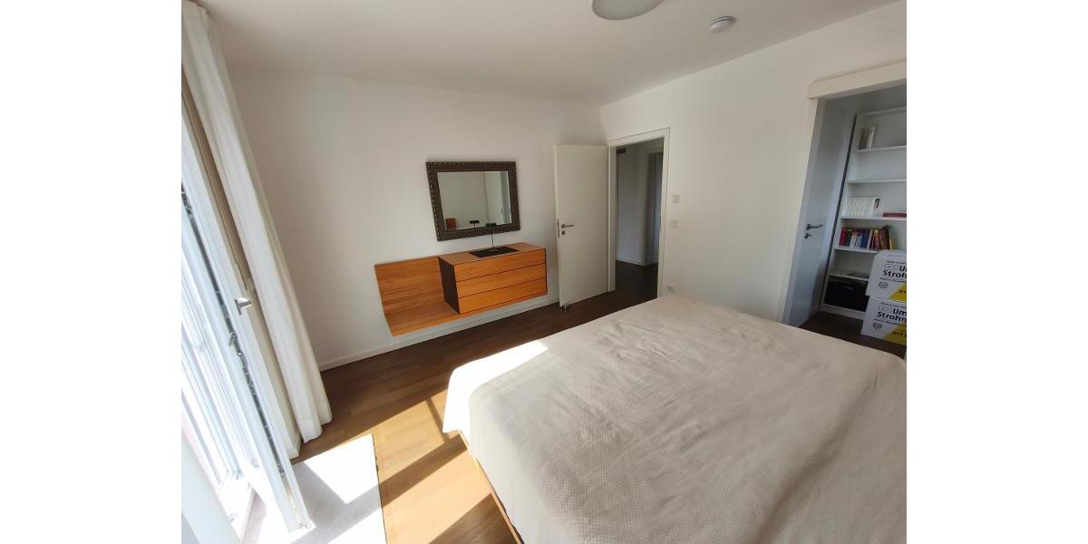 Schlafzimmer mit Zugang zum Garten und Terrasse Bild