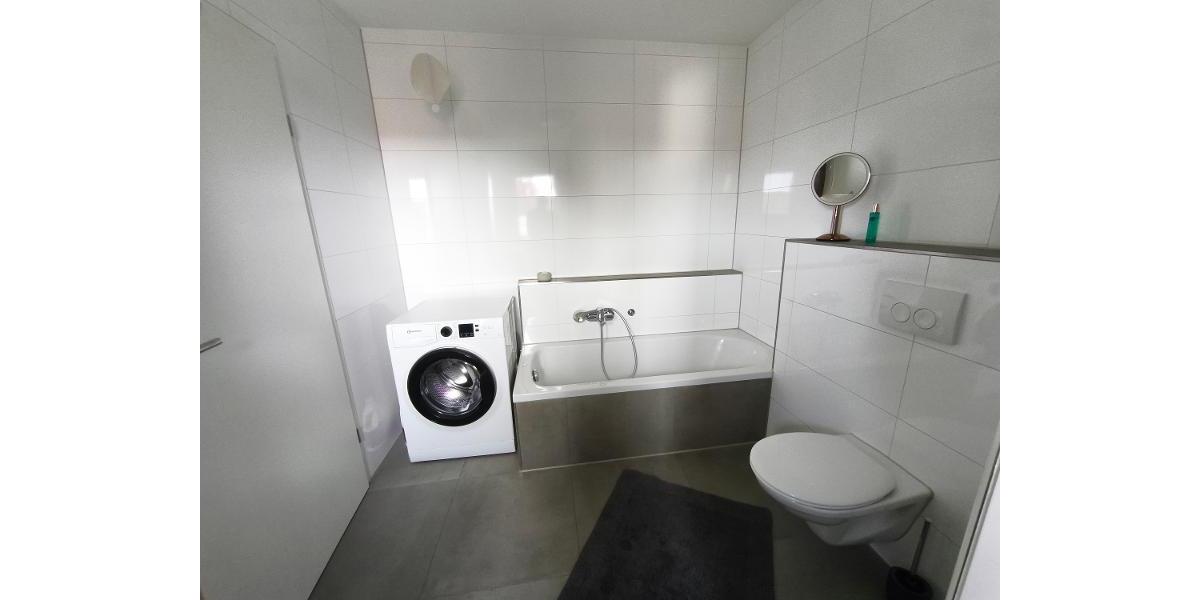 Bad mit Badewanne, Dusche und Waschmaschineanschluss Bild 5