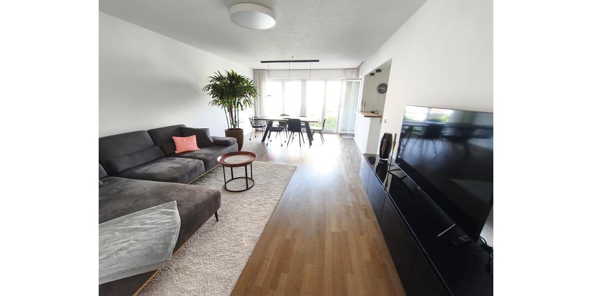 Wohnen / Essen mit Zugang zur offenen Küche und dem Balkon Bild 1