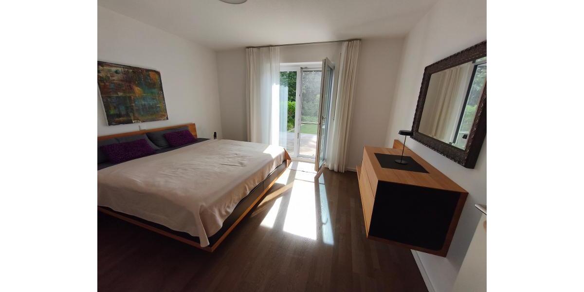 Schlafzimmer mit Zugang zum Garten und Terrasse Bild 1