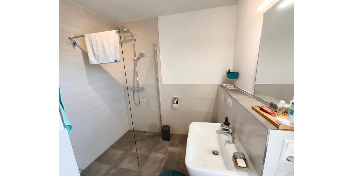 Bad mit Dusche OG Bild 1