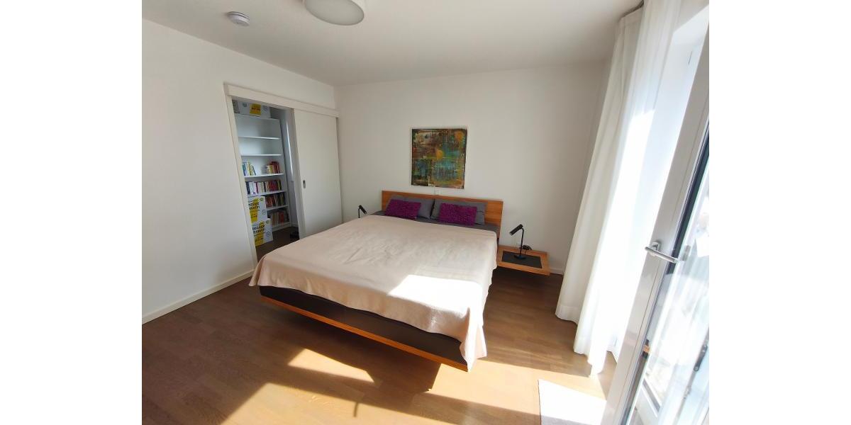 Schlafzimmer mit Zugang zum Garten und Terrasse Bild 2